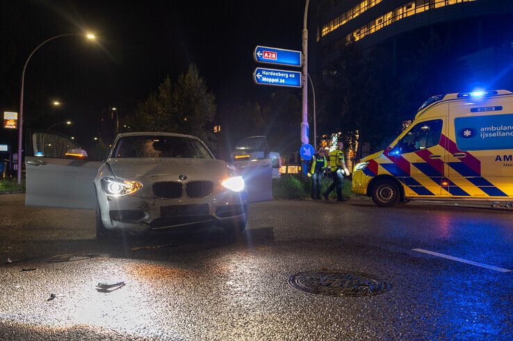 Auto slaat over de kop bij ongeval in Zwolle: een gewonde naar ziekenhuis - Foto: Peter Denekamp