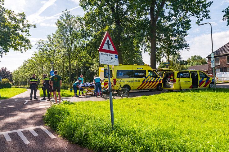 De fietser werd door een automobiliste geschept op de kruising van het Veerpad met de Schellerbergweg. - Foto: Peter Denekamp