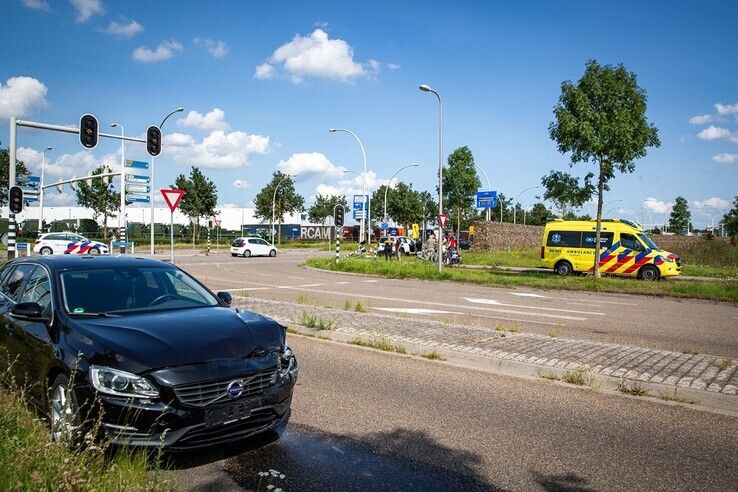Auto slaat over de kop na aanrijding op Westenholterallee - Foto: Hugo Janssen