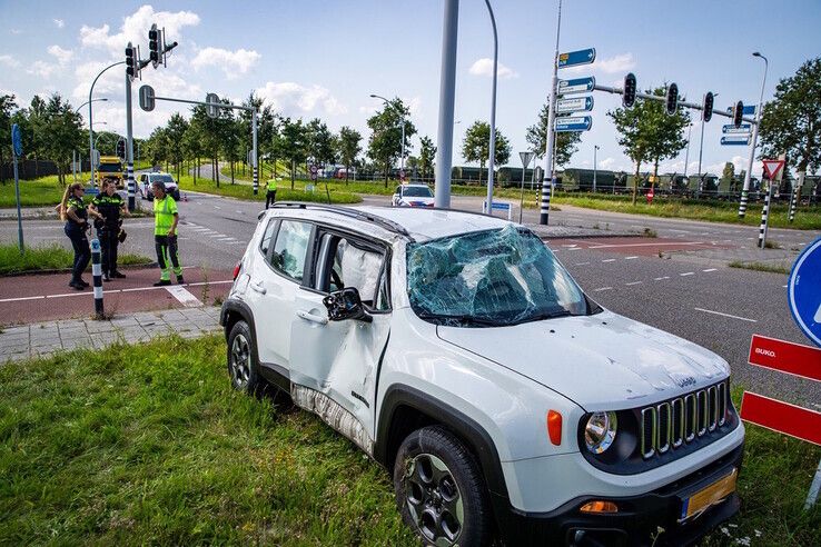 Auto slaat over de kop na aanrijding op Westenholterallee - Foto: Hugo Janssen