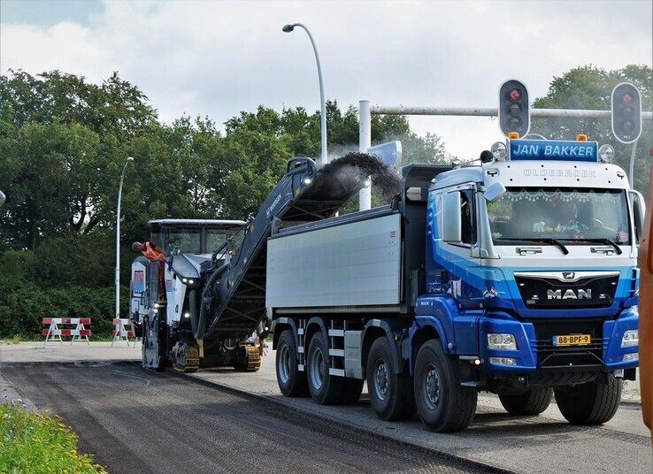 In beeld: Ruim 500 ton asfalt vervangen in Zwolle, hinder voor meer dan 140.000 automobilisten - Foto: Obbe Bakker