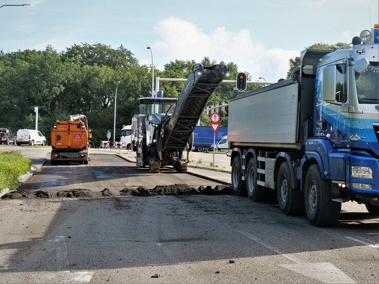 In beeld: Ruim 500 ton asfalt vervangen in Zwolle, hinder voor meer dan 140.000 automobilisten - Foto: Obbe Bakker