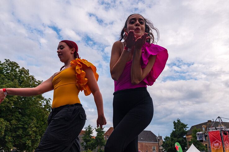 In beeld: Na mishandeling staat dragqueen Envy Peru op podium Zwolle Pride: ‘Als mensen zich afvragen waarom een Pride nodig is…’ - Foto: Peter Denekamp