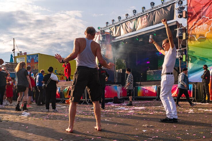 In beeld: Na mishandeling staat dragqueen Envy Peru op podium Zwolle Pride: ‘Als mensen zich afvragen waarom een Pride nodig is…’ - Foto: Peter Denekamp