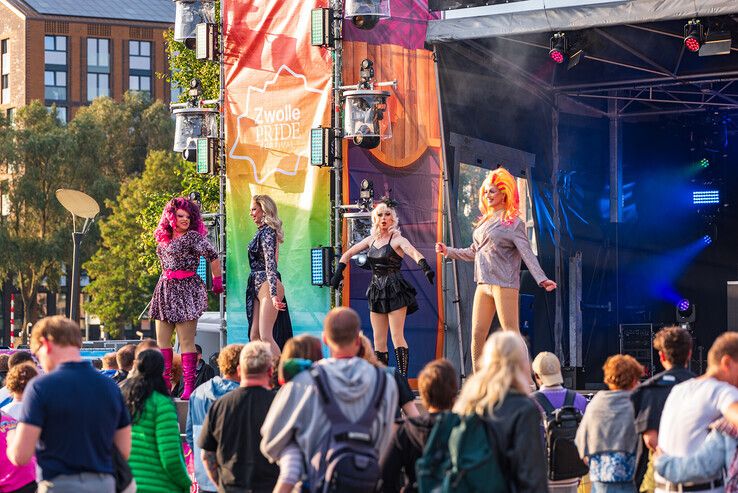 In beeld: Na mishandeling staat dragqueen Envy Peru op podium Zwolle Pride: ‘Als mensen zich afvragen waarom een Pride nodig is…’ - Foto: Peter Denekamp