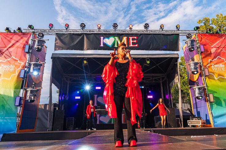 In beeld: Na mishandeling staat dragqueen Envy Peru op podium Zwolle Pride: ‘Als mensen zich afvragen waarom een Pride nodig is…’ - Foto: Peter Denekamp