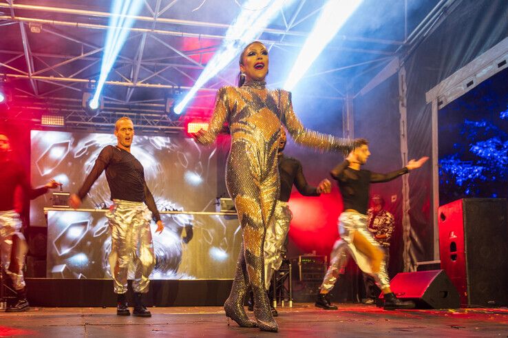 In beeld: Na mishandeling staat dragqueen Envy Peru op podium Zwolle Pride: ‘Als mensen zich afvragen waarom een Pride nodig is…’ - Foto: Peter Denekamp