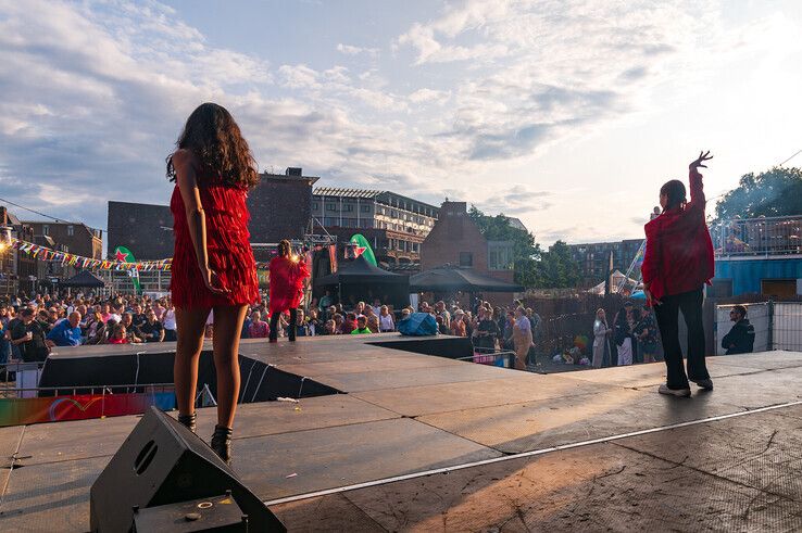 In beeld: Na mishandeling staat dragqueen Envy Peru op podium Zwolle Pride: ‘Als mensen zich afvragen waarom een Pride nodig is…’ - Foto: Peter Denekamp