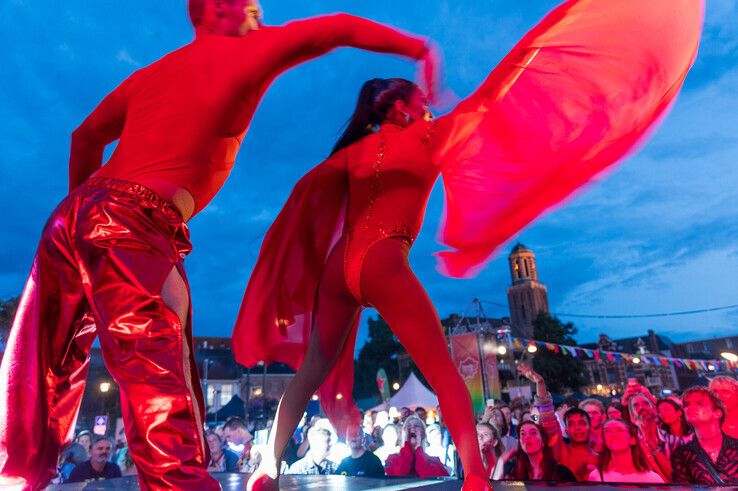 Envy Peru gaf een  spetterende dansshow op het Rodetorenplein. - Foto: Peter Denekamp