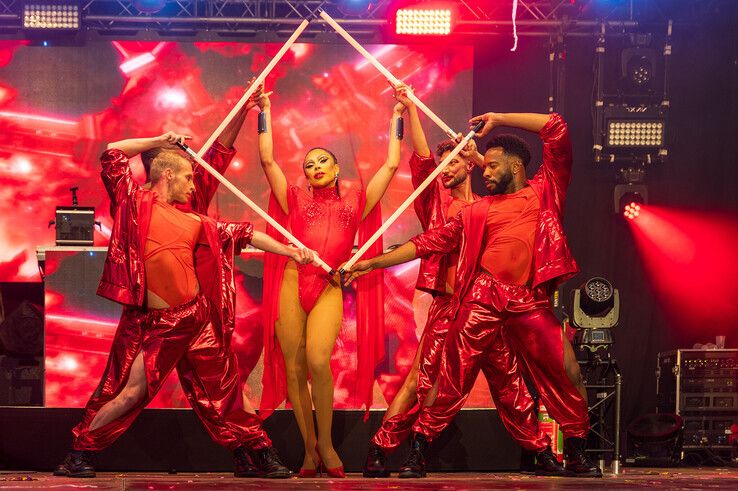 In beeld: Na mishandeling staat dragqueen Envy Peru op podium Zwolle Pride: ‘Als mensen zich afvragen waarom een Pride nodig is…’ - Foto: Peter Denekamp