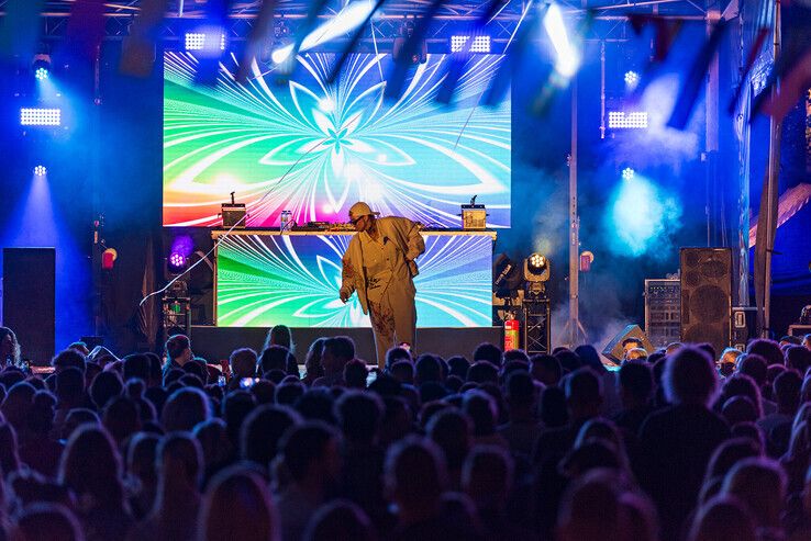 In beeld: Na mishandeling staat dragqueen Envy Peru op podium Zwolle Pride: ‘Als mensen zich afvragen waarom een Pride nodig is…’ - Foto: Peter Denekamp