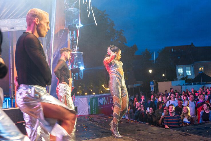 In beeld: Na mishandeling staat dragqueen Envy Peru op podium Zwolle Pride: ‘Als mensen zich afvragen waarom een Pride nodig is…’ - Foto: Peter Denekamp