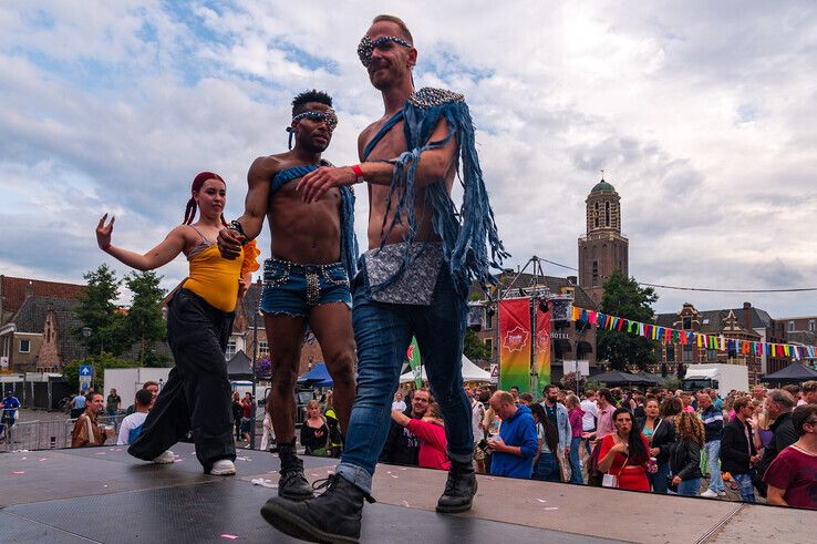 In beeld: Na mishandeling staat dragqueen Envy Peru op podium Zwolle Pride: ‘Als mensen zich afvragen waarom een Pride nodig is…’ - Foto: Peter Denekamp