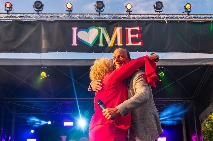 In beeld: Na mishandeling staat dragqueen Envy Peru op podium Zwolle Pride: ‘Als mensen zich afvragen waarom een Pride nodig is…’ - Foto: Peter Denekamp