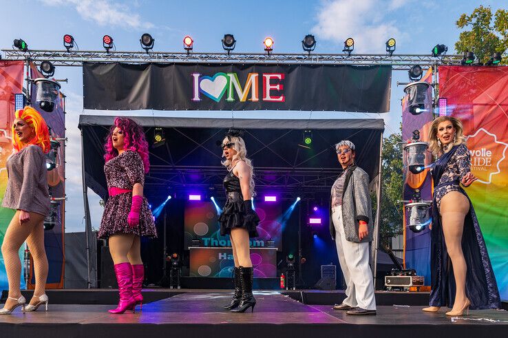 In beeld: Na mishandeling staat dragqueen Envy Peru op podium Zwolle Pride: ‘Als mensen zich afvragen waarom een Pride nodig is…’ - Foto: Peter Denekamp