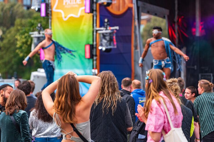 In beeld: Na mishandeling staat dragqueen Envy Peru op podium Zwolle Pride: ‘Als mensen zich afvragen waarom een Pride nodig is…’ - Foto: Peter Denekamp