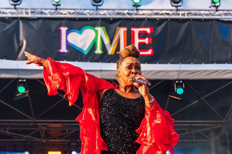 In beeld: Na mishandeling staat dragqueen Envy Peru op podium Zwolle Pride: ‘Als mensen zich afvragen waarom een Pride nodig is…’ - Foto: Peter Denekamp