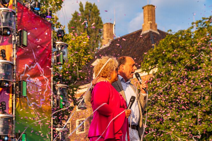 In beeld: Na mishandeling staat dragqueen Envy Peru op podium Zwolle Pride: ‘Als mensen zich afvragen waarom een Pride nodig is…’ - Foto: Peter Denekamp