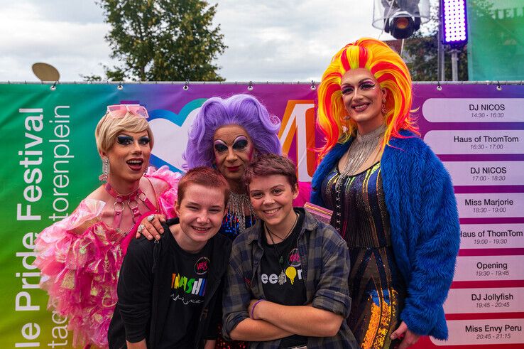 In beeld: Na mishandeling staat dragqueen Envy Peru op podium Zwolle Pride: ‘Als mensen zich afvragen waarom een Pride nodig is…’ - Foto: Peter Denekamp