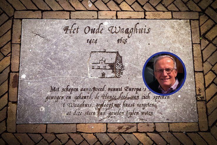 In Zwolle bestond ooit een waag. Niet meer terug te vinden behalve op een gedenksteen in het midden van de Melkmarkt. - Foto: Dick Algra