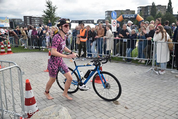 In beeld: Stijn Janssen wint Triathlon Zwolle - Foto: Jan Burgman
