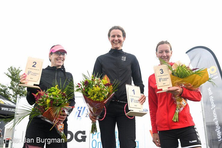 De winnaars van de achtste triatlon bij de vrouwen vanaf 40 jaar. - Foto: Jan Burgman