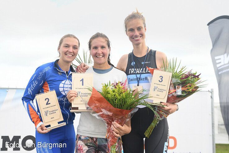 Het erepodium van de achtste triatlon bij de dames tot en met 39 jaar. - Foto: Jan Burgman