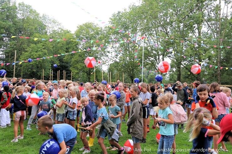 De opening op maandag met strandballen. - Foto: Ank Pot