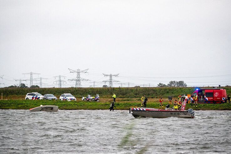 De Zwolse brandweer zetten een boot in bij de zoekactie. - Foto: Hugo Janssen