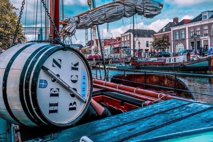 Archieffoto van de aankomst van het schip met het eerste vat bokbier op de stadsgracht. - Foto: Peter Denekamp
