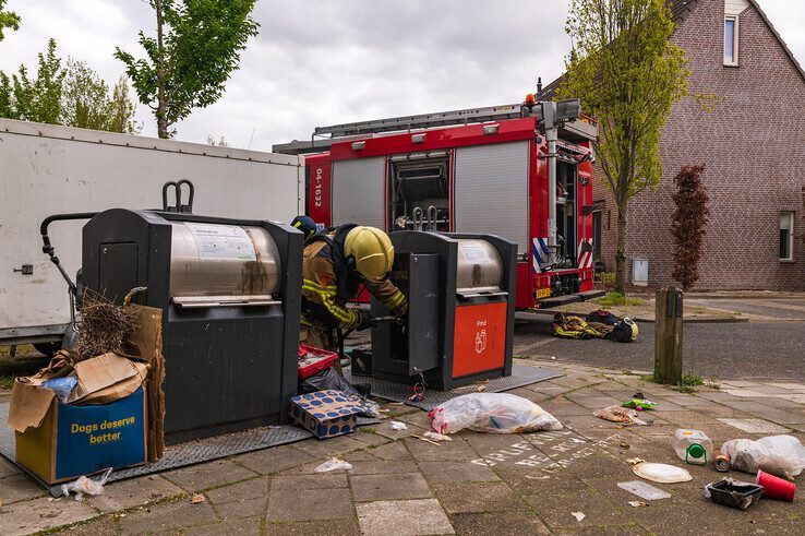 Ilegale afvaldumping en een brandende pmd-container in Zwolle-Zuid. - Foto: Peter Denekamp