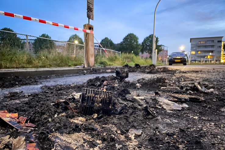 Bij het winkelcentrum in Stadshagen brandde een elektrische auto volledig uit. - Foto: Hugo Janssen