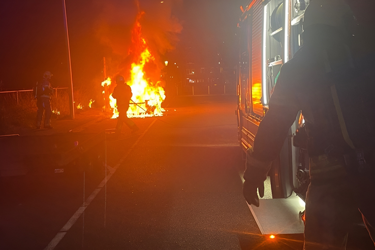 Een auto ging in vlammen op aan de Belvédèrelaan. - Foto: Politie Basisteam Zwolle