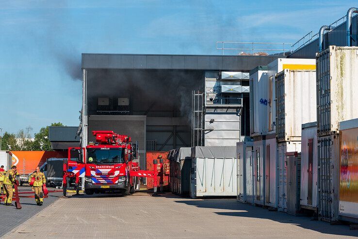 Door de brand in de afzuiginstallatie ontstond flinke rookontwikkeling. - Foto: Peter Denekamp