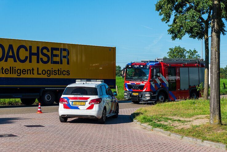 Een tweede blusvoertuig van brandweer Zwolle onderweg naar de brand. - Foto: Peter Denekamp