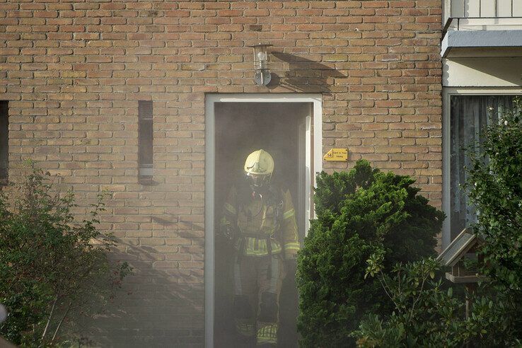 Woning vol rook in Berkum door vergeten pan op het vuur - Foto: Ruben Meinten