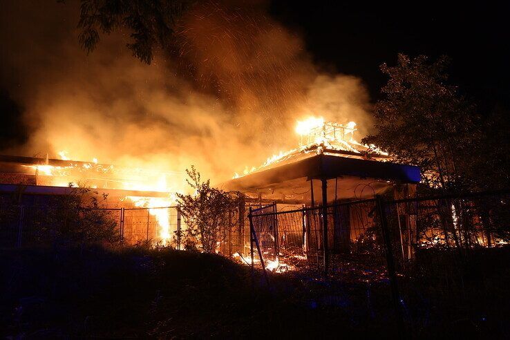 Metershoge vlammen in de bosrijke omgeving van het oude hostel in Hattemerbroek. - Foto: Stefan Verkerk