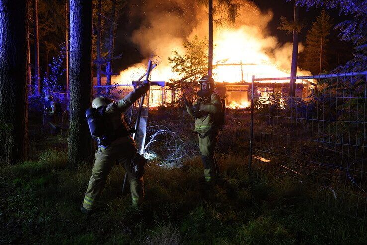 Uitslaande brand verwoest leegstaand hostel in Hattemerbroek - Foto: Stefan Verkerk