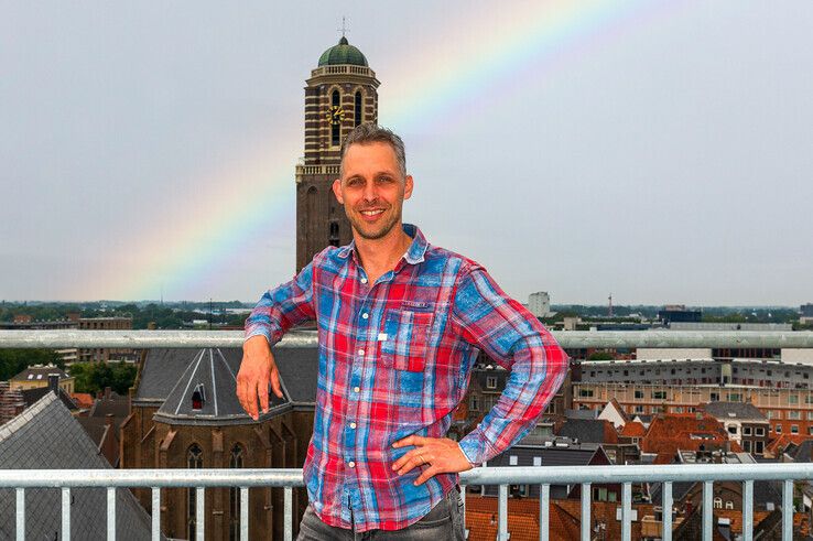 Dennis Kaatman op dak van Academiehuis Grote Kerk. - Foto: Peter Denekamp