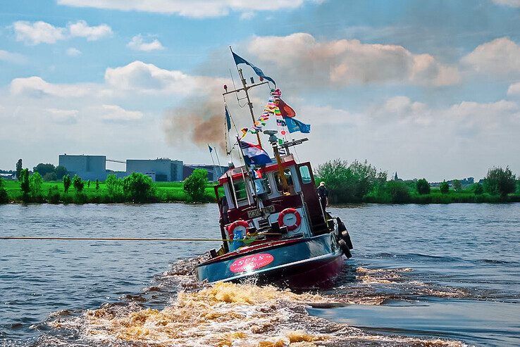 Een sleeptboot in actie op het Zwarte Water tijdens de Sleepbootdagen in Zwartsluis. - Foto: Peter Denekamp