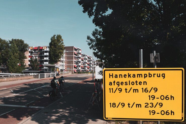 De Hanekampbrug is toe aan groot onderhoud en dat heeft gevolgen voor het verkeer. - Foto: Peter Denekamp