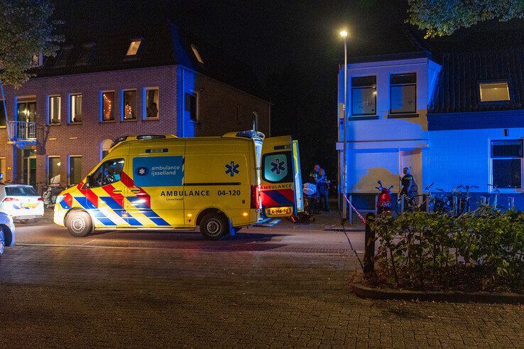 Het slachtoffer werd per ambulance, met grote spoed, overgebracht naar het Isala ziekenhuis. - Foto: Peter Denekamp