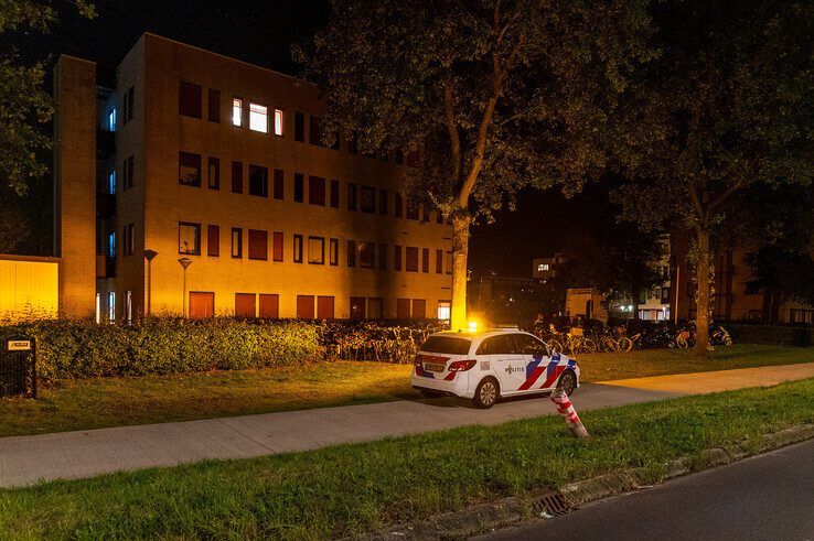 Een scooterrijder raakte gewond na een valpartij op de Dokter van Deenweg. - Foto: Peter Denekamp