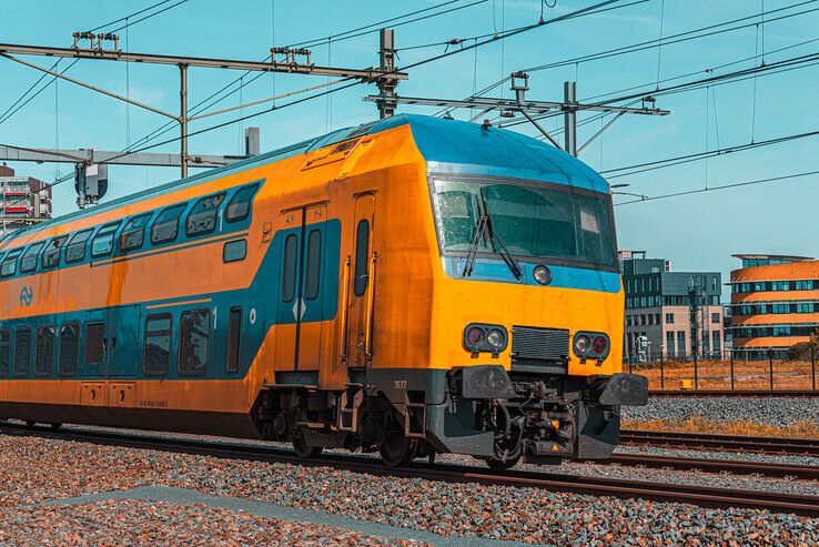 Een Intercity van NS rijdt richting Hanzeboog in Zwolle. - Foto: Peter Denekamp