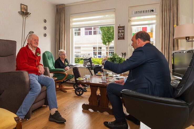 Burgemeester Peter Snijders ging bij het echtpaar op bezoek om ze te feliciteren. - Foto: Peter Denekamp