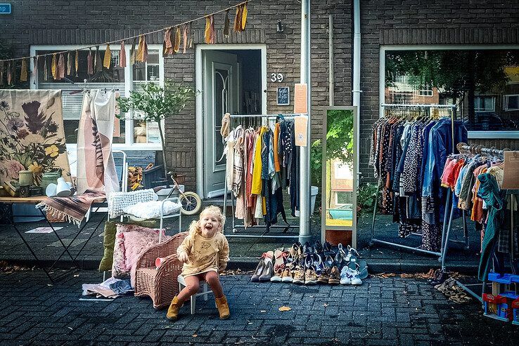 Stoeprommelmarkt in de Zeeheldenbuurt. - Foto: Lisette v/d Kooij