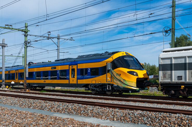 Een goederentrein bracht twee nieuwe Intercity's Nieuwe Generatie (ICNG) naar het rangeerterrein in Zwolle. - Foto: Peter Denekamp