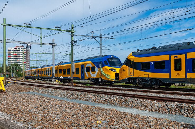Het treinstel van het type ICNG-B is geschikt om te rijden op Nederlands en Belgisch spoor en valt op door de grote NS-logo's op de zijkant. - Foto: Peter Denekamp