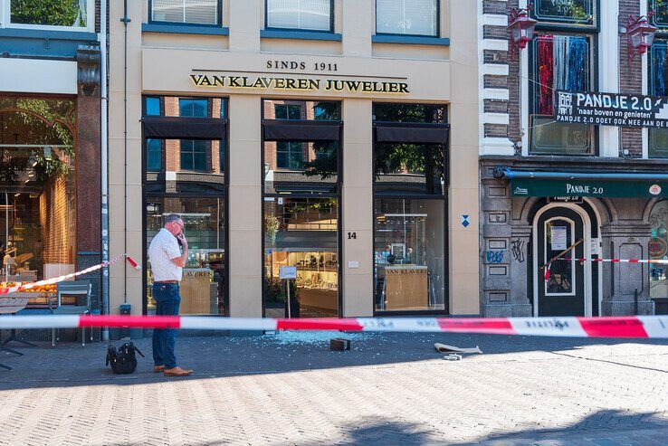 De schade op de ochtend na de inbraak bij juwelier Van Klaveren op de Melkmarkt. - Foto: Peter Denekamp