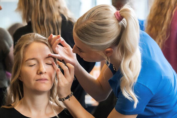 Noor verzorgt de make-up bij Nicky Pouw-Verweij op Prinsjesdag. - Foto: Landstede Groep